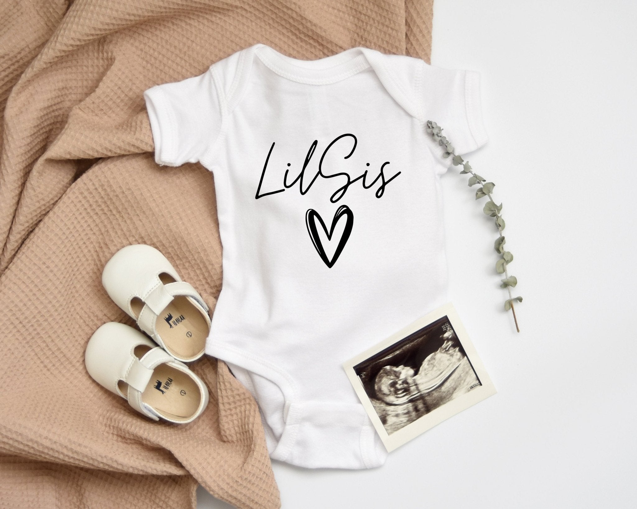 Lil sis heart baby Onesie (Cursive) - Pregnancy Announcement Sibling shirts, Lil sister, Little sister - Two & Gathered