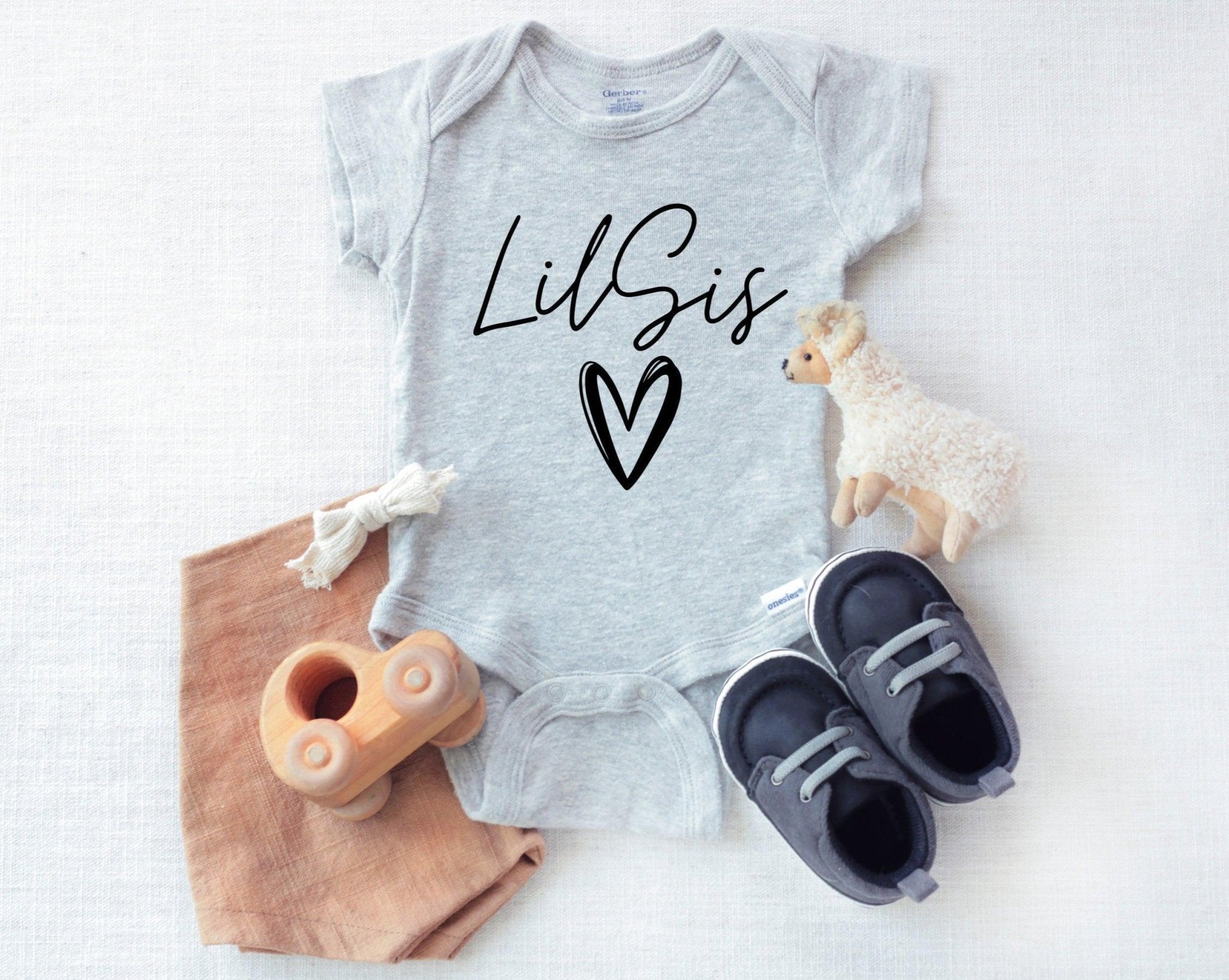 Lil sis heart baby Onesie (Cursive) - Pregnancy Announcement Sibling shirts, Lil sister, Little sister - Two & Gathered